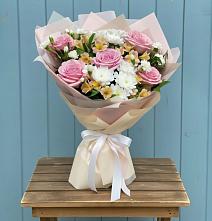 Букет цветов из:  Гвоздики, Орхидеи и Розы в Борки