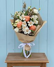 Букет цветов из:  Альстромерии, Лизиантусы, Розы и Хризантемы в Борки