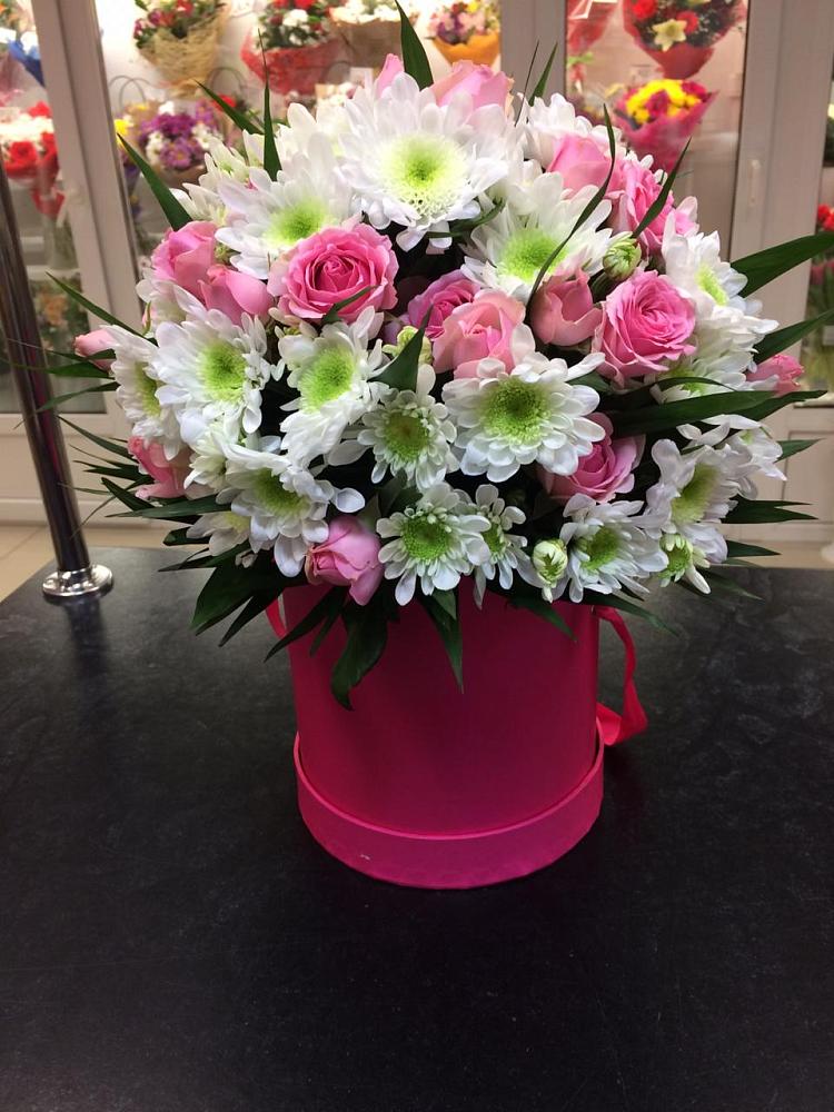 Цветочная композиция из Розы и Хризантемы в шляпной коробке в Борки